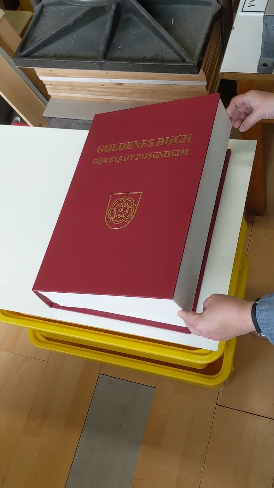 Видео от работилницата: готовата Златна книга на град Розенхайм със златен надпис и герб