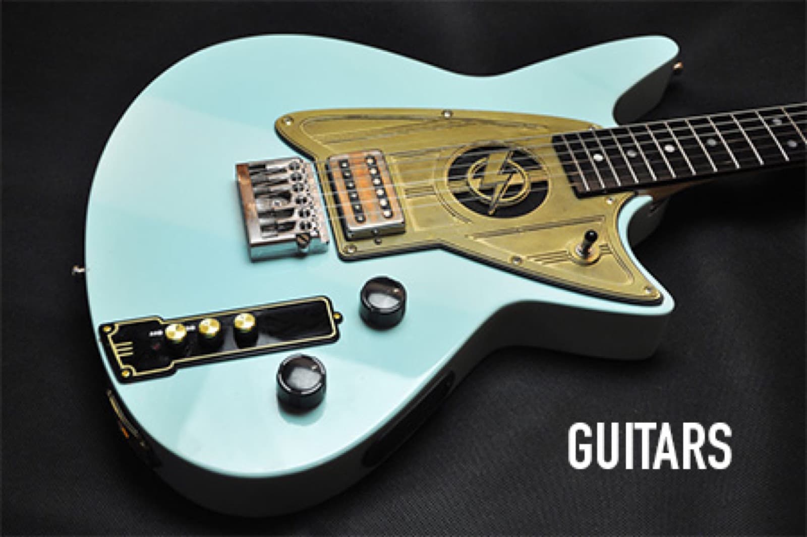 Chitarra elettrica azzurra di Leo Lospennato con battipenna in ottone inciso
