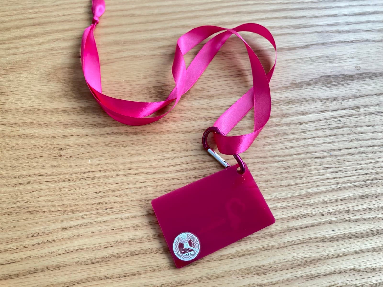 Verso de la carte de visite en acrylique avec puce NFC collée