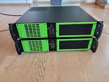 Две самоделни rack устройства едно върху друго със зелени акрилни вложки