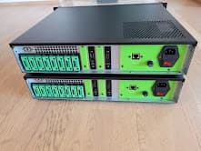 Vista trasera de los equipos de rack con placas de acrílico cortadas a láser