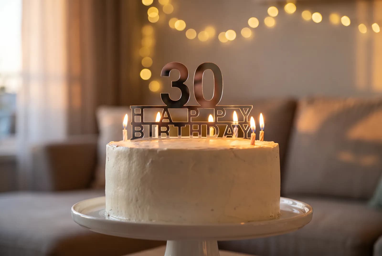 Cake topper doré « Happy Birthday » sur un vrai gâteau d’anniversaire