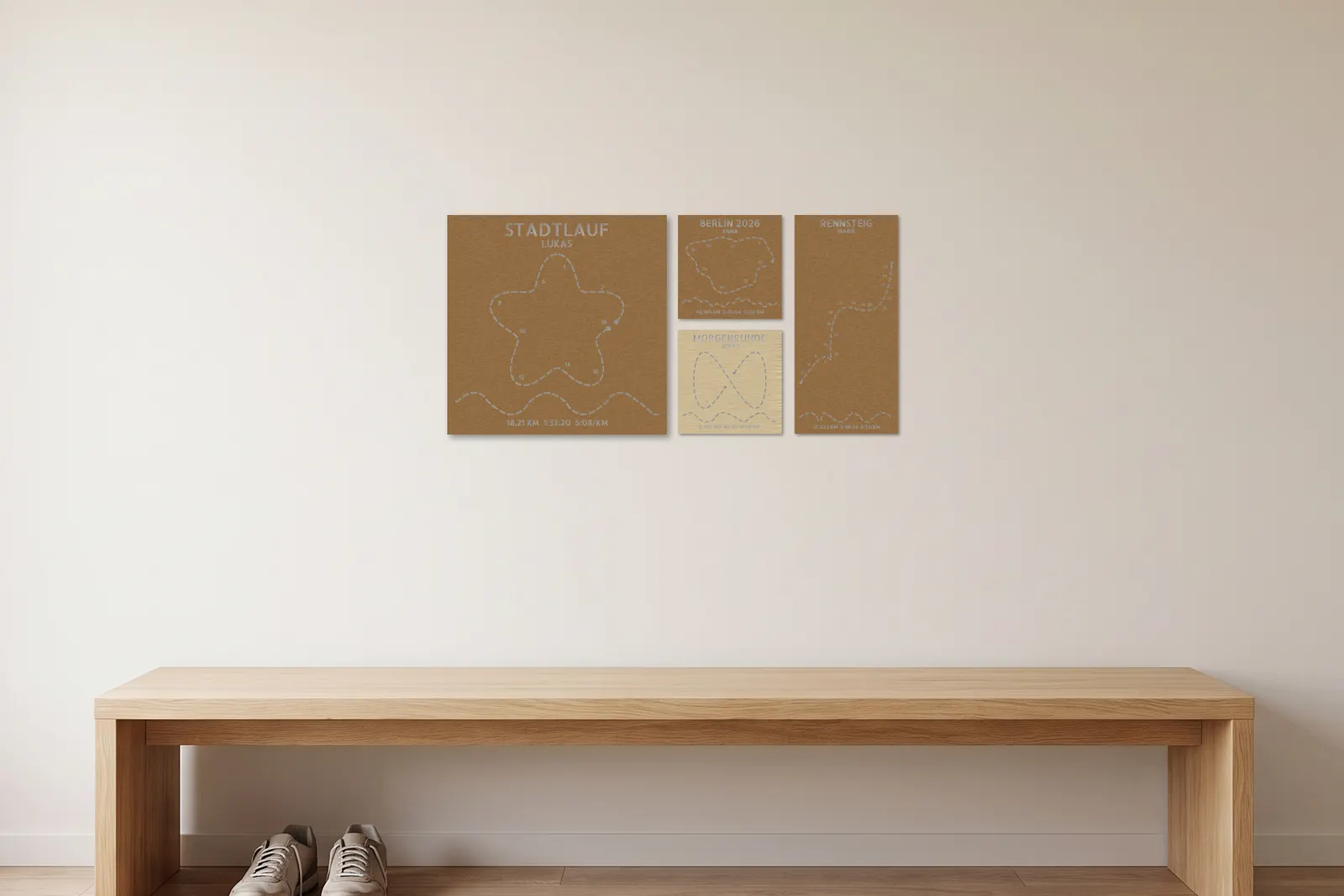 Pared clara de pasillo sobre un banco de madera con cuatro pósteres de running de distintos formatos, alineados en la retícula