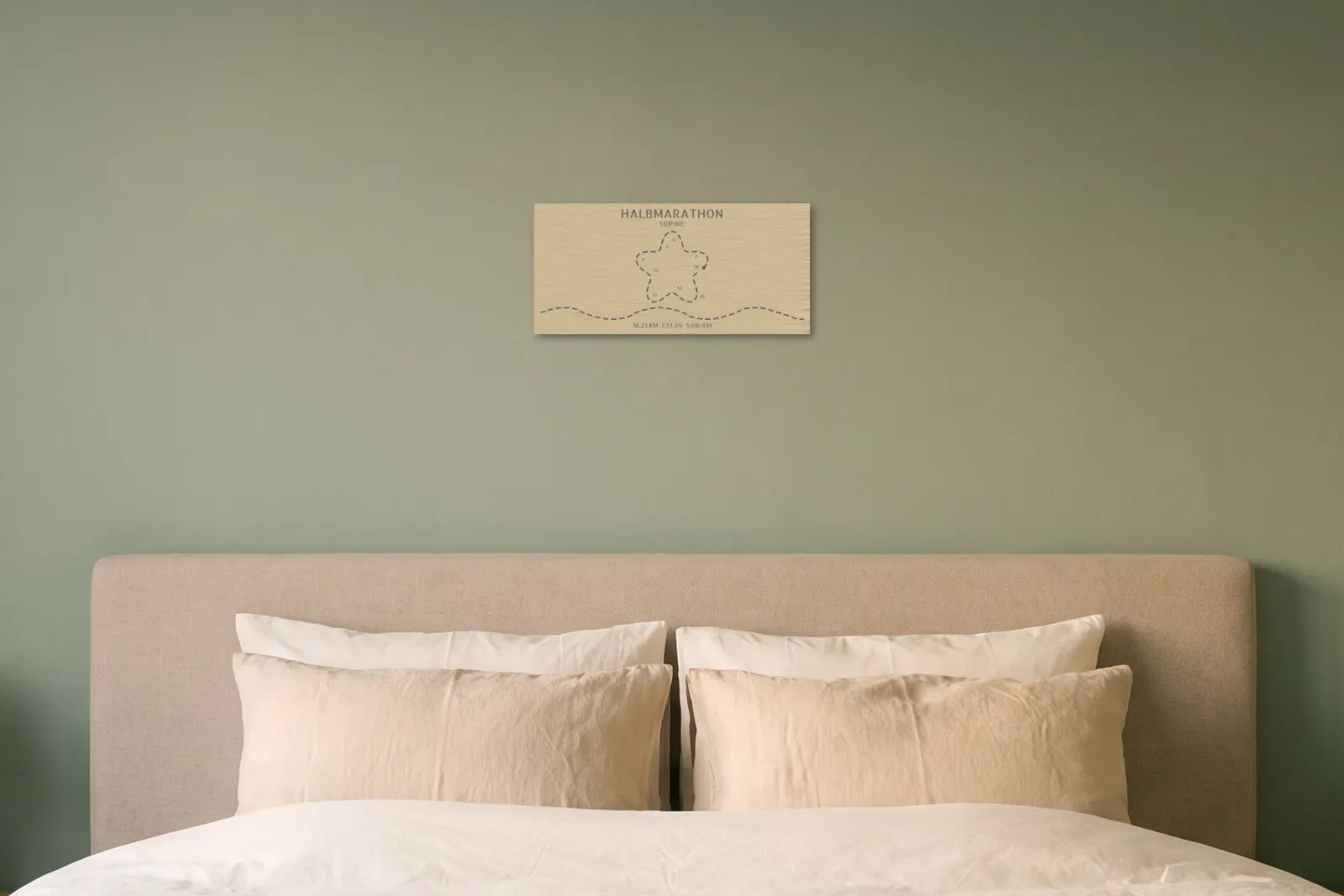 Póster de running horizontal de abedul sobre una cama ante una pared verde salvia