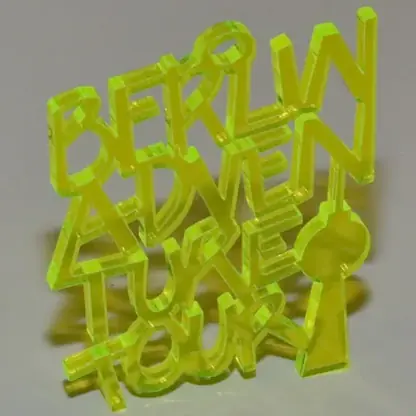 Надпис „Berlin Adventure Tour“ от жълто акрилно стъкло
