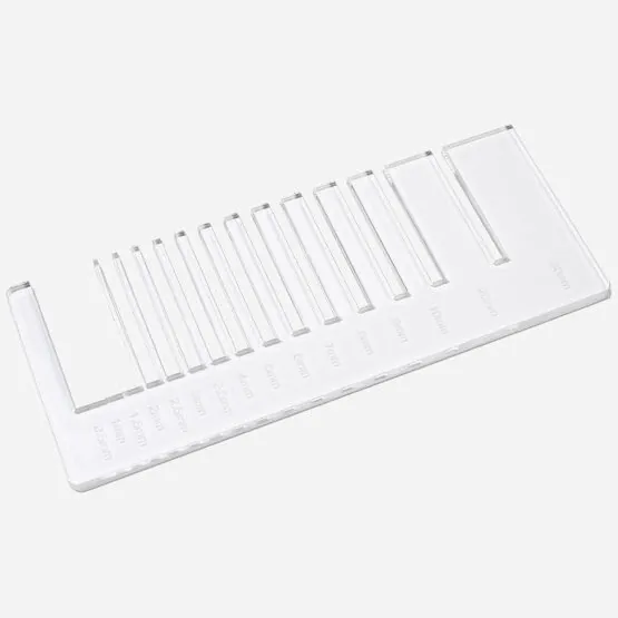 Esempi di taglio in Vetro acrilico XT: linguette e fessure laserate in diverse larghezze